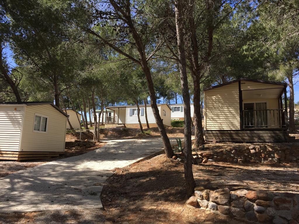 Camping Le Bois De Pins Salses-le-Chateau Quarto foto